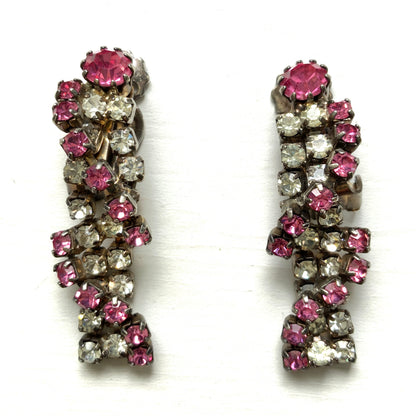 Vintage clip-on earrings featuring pink and clear rhinestones. ピンクとクリアのラインストーンを組み合わせたヴィンテージのクリップイヤリング。
