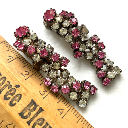 Vintage clip-on earrings featuring pink and clear rhinestones. ピンクとクリアのラインストーンを組み合わせたヴィンテージのクリップイヤリング。