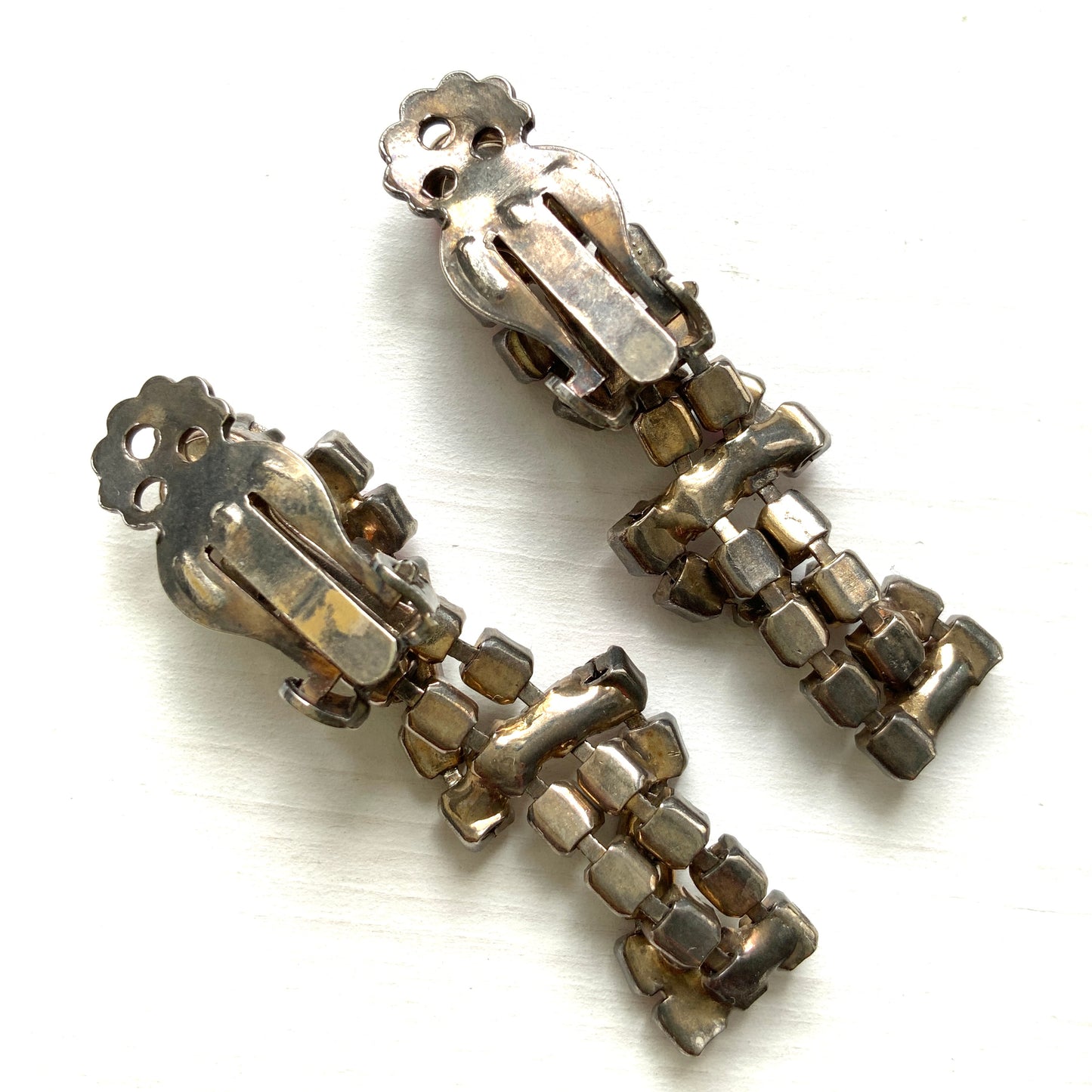 Vintage clip-on earrings featuring pink and clear rhinestones. ピンクとクリアのラインストーンを組み合わせたヴィンテージのクリップイヤリング。