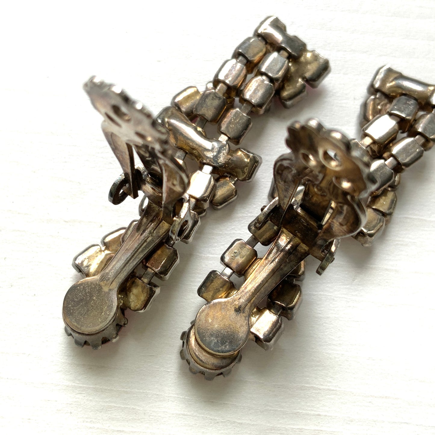 Vintage clip-on earrings featuring pink and clear rhinestones. ピンクとクリアのラインストーンを組み合わせたヴィンテージのクリップイヤリング。
