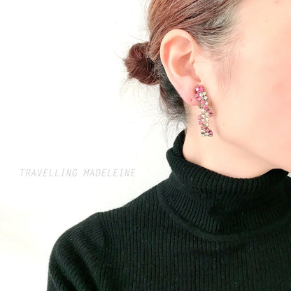 Vintage clip-on earrings featuring pink and clear rhinestones. ピンクとクリアのラインストーンを組み合わせたヴィンテージのクリップイヤリング。
