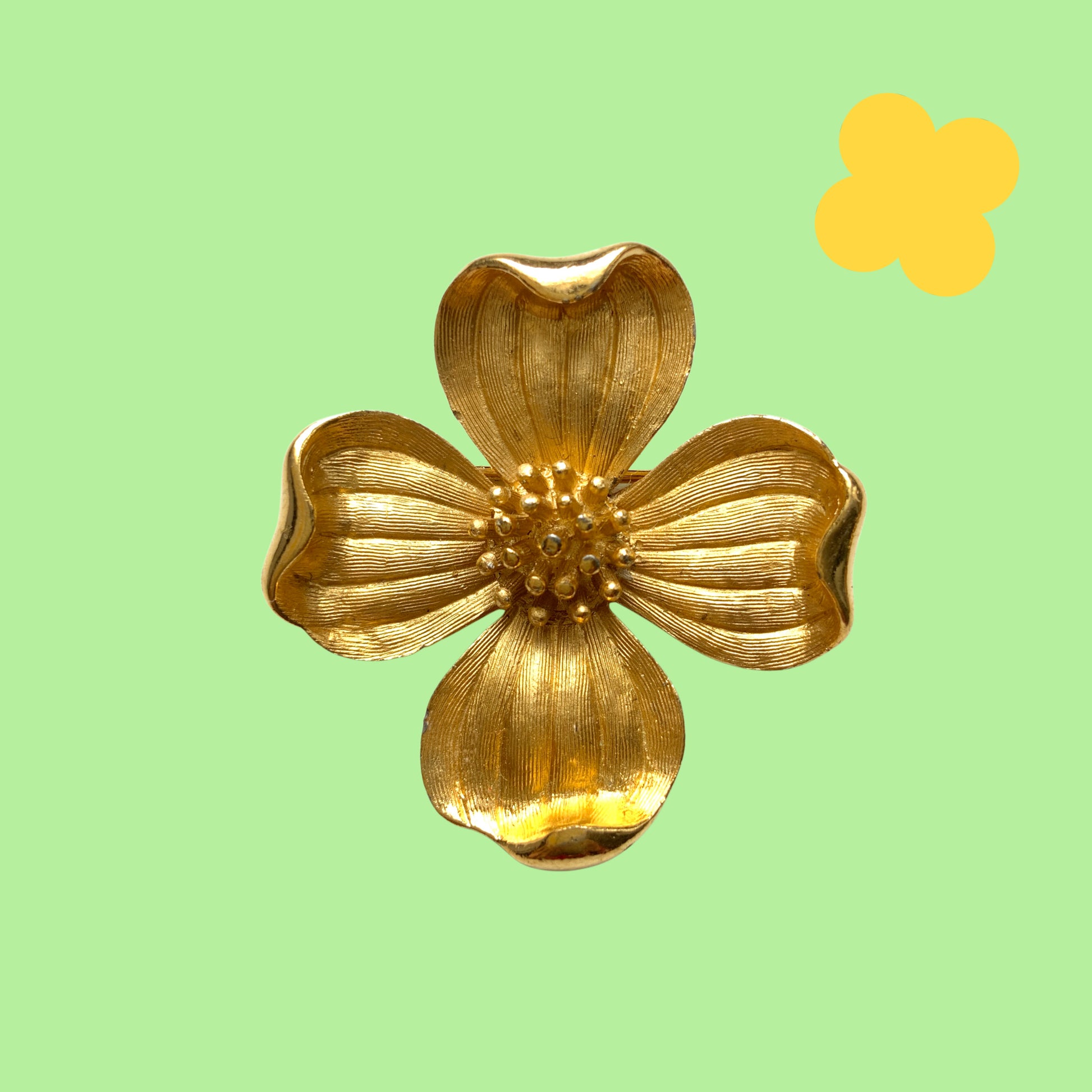 Vintage Trifari brooch featuring a dogwood flower motif. ハナミズキのお花をモチーフにした、ゴールドトーンのTrifariヴィンテージブローチ。
