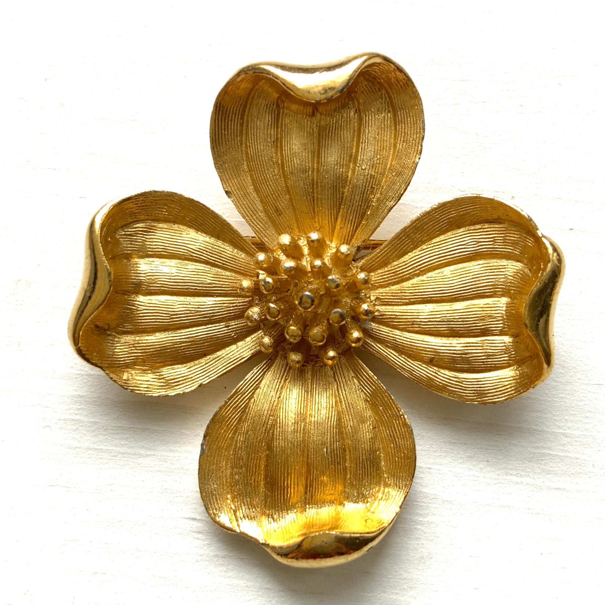 Vintage Trifari brooch featuring a dogwood flower motif. ハナミズキのお花をモチーフにした、ゴールドトーンのTrifariヴィンテージブローチ。