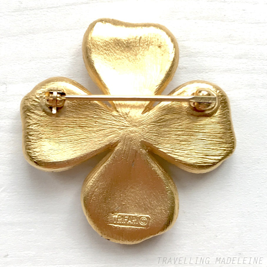 Vintage Trifari brooch featuring a dogwood flower motif. ハナミズキのお花をモチーフにした、ゴールドトーンのTrifariヴィンテージブローチ。