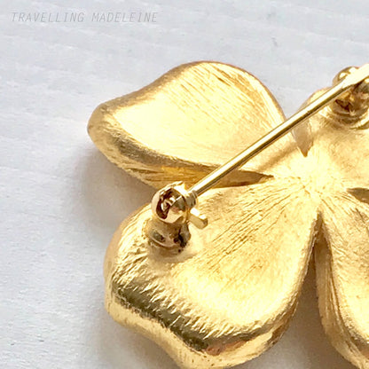 Vintage Trifari brooch featuring a dogwood flower motif. ハナミズキのお花をモチーフにした、ゴールドトーンのTrifariヴィンテージブローチ。