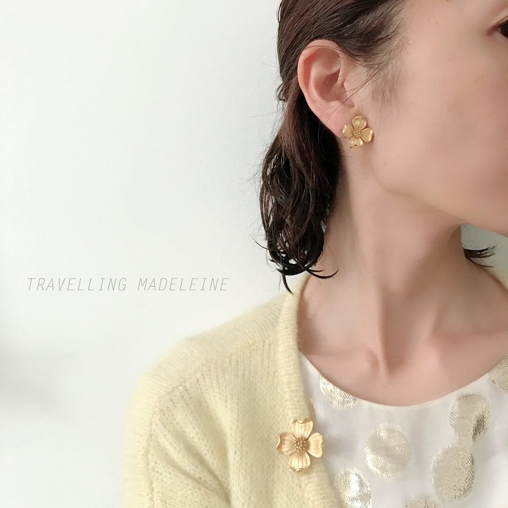 Vintage Trifari brooch featuring a dogwood flower motif. ハナミズキのお花をモチーフにした、ゴールドトーンのTrifariヴィンテージブローチ。