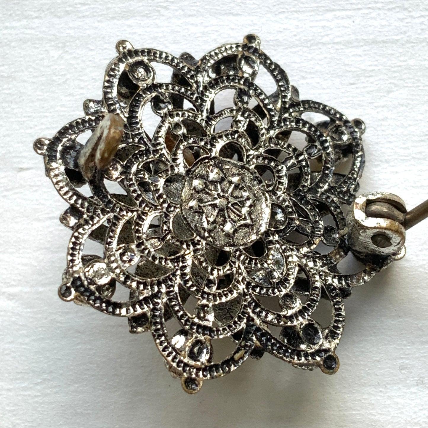 An Art Deco vintage brooch adorned with colourful foil-backed rhinestones. カラフルなフォイルバックラインストーンがあしらわれた、アールデコのヴィンテージブローチ。 