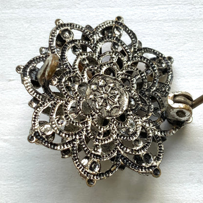 An Art Deco vintage brooch adorned with colourful foil-backed rhinestones. カラフルなフォイルバックラインストーンがあしらわれた、アールデコのヴィンテージブローチ。 