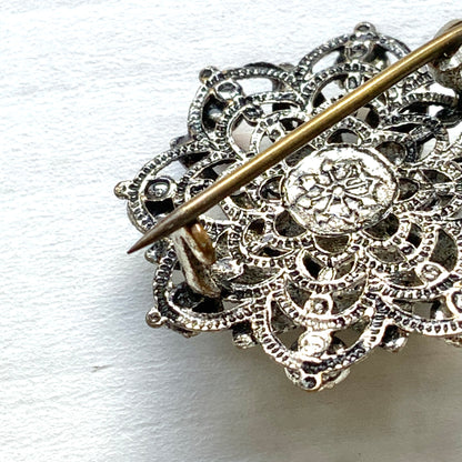 An Art Deco vintage brooch adorned with colourful foil-backed rhinestones. カラフルなフォイルバックラインストーンがあしらわれた、アールデコのヴィンテージブローチ。 