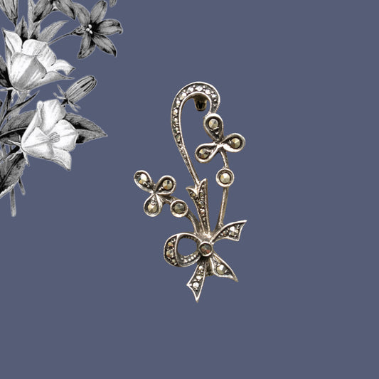Believed to date from around the 1940s–50s, this silver brooch is delicately embellished with marcasite.  1940-50年代ごろと思われる、マーカサイトをあしらったシルバーブローチ。 