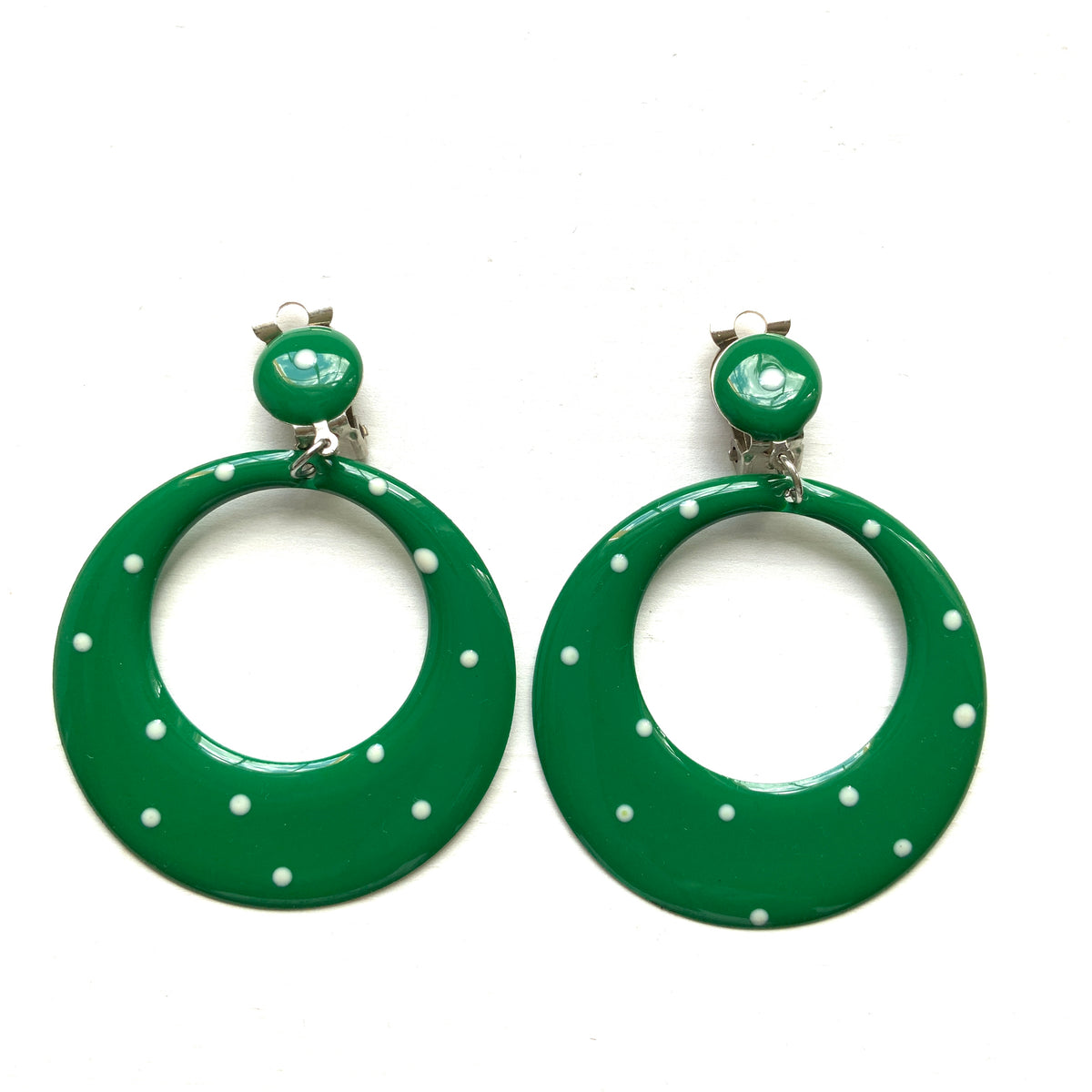Circa 1980s–90s vintage clip-on earrings featuring a playful polka dot design. 1980〜90年代頃の水玉模様のヴィンテージクリップイヤリング。