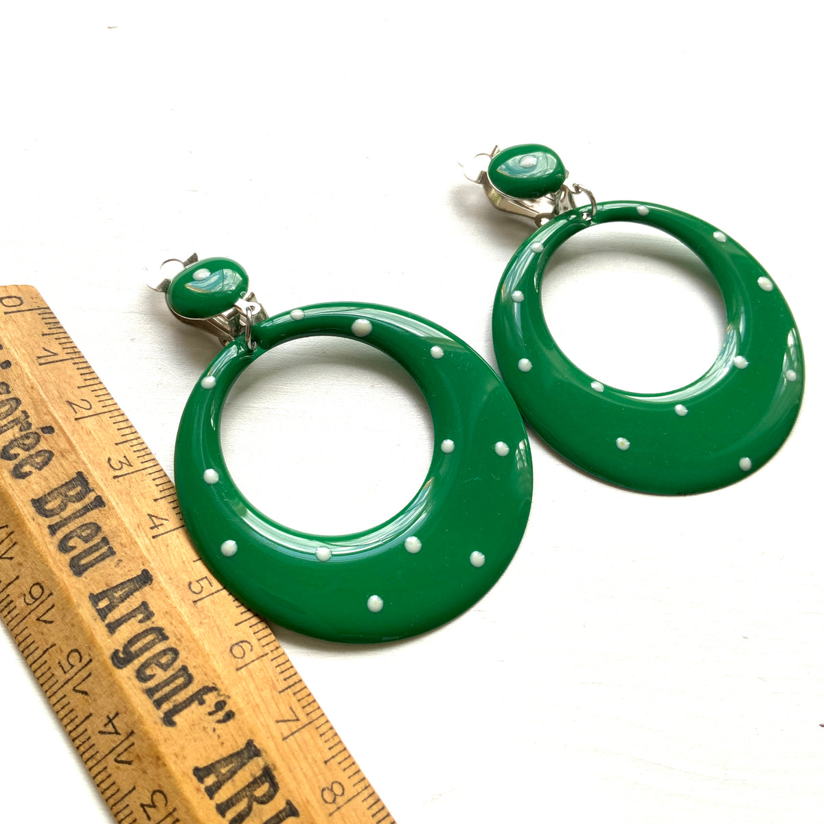 Circa 1980s–90s vintage clip-on earrings featuring a playful polka dot design. 1980〜90年代頃の水玉模様のヴィンテージクリップイヤリング。
