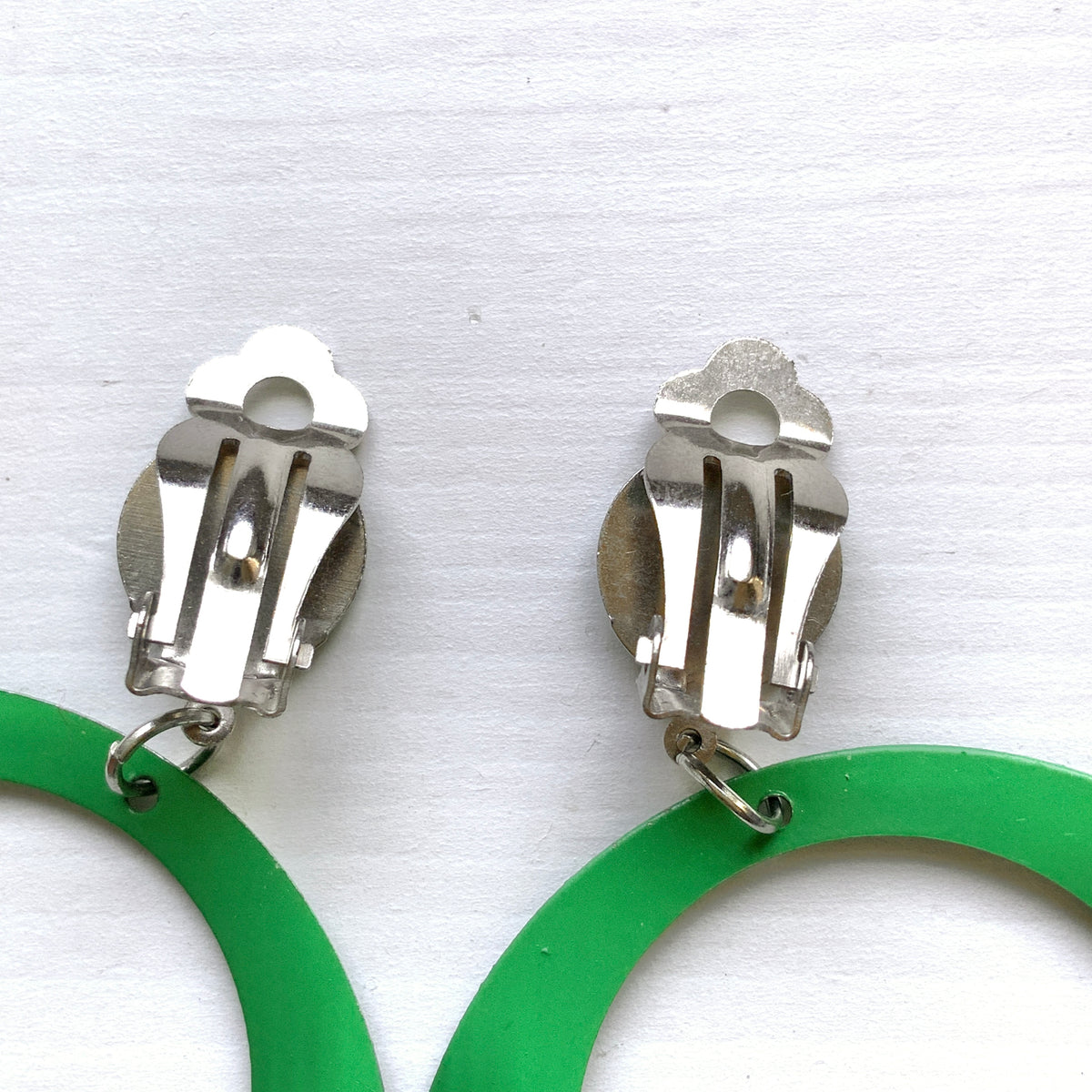 Circa 1980s–90s vintage clip-on earrings featuring a playful polka dot design. 1980〜90年代頃の水玉模様のヴィンテージクリップイヤリング。