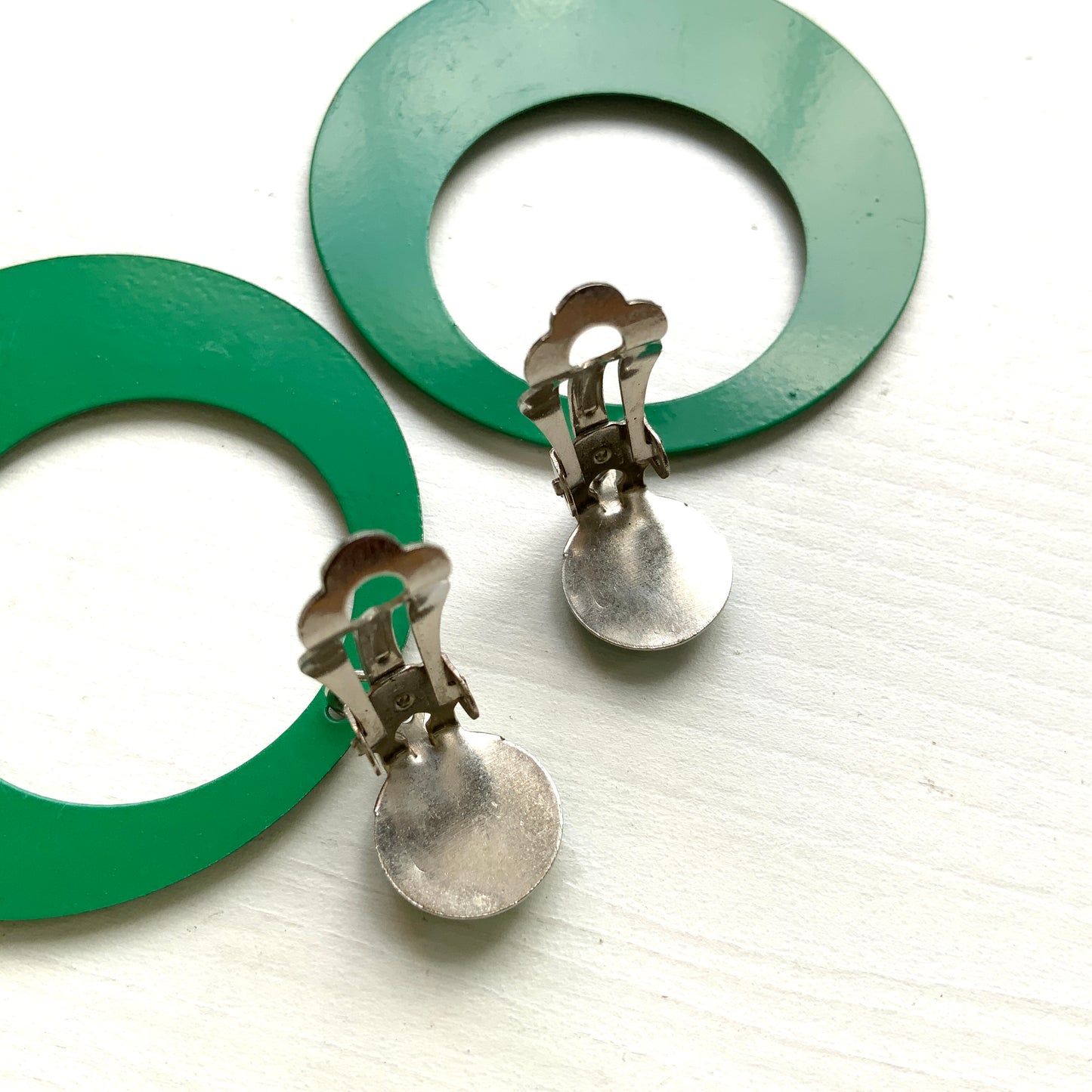 Circa 1980s–90s vintage clip-on earrings featuring a playful polka dot design. 1980〜90年代頃の水玉模様のヴィンテージクリップイヤリング。
