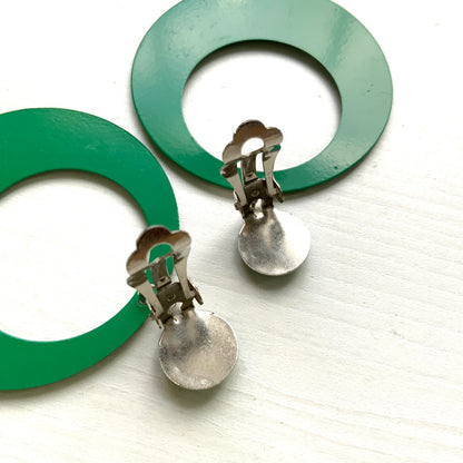 Circa 1980s–90s vintage clip-on earrings featuring a playful polka dot design. 1980〜90年代頃の水玉模様のヴィンテージクリップイヤリング。