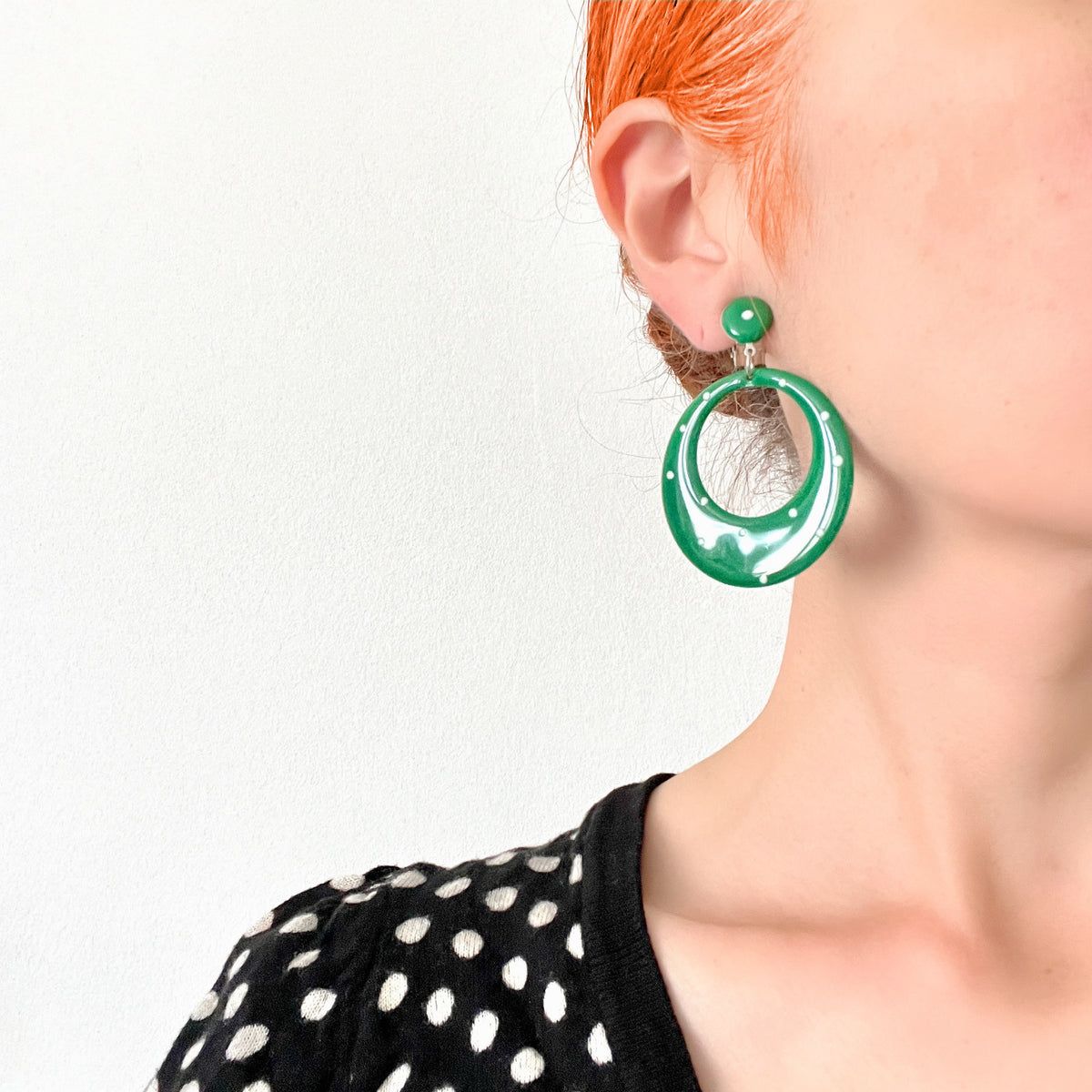 Circa 1980s–90s vintage clip-on earrings featuring a playful polka dot design. 1980〜90年代頃の水玉模様のヴィンテージクリップイヤリング。