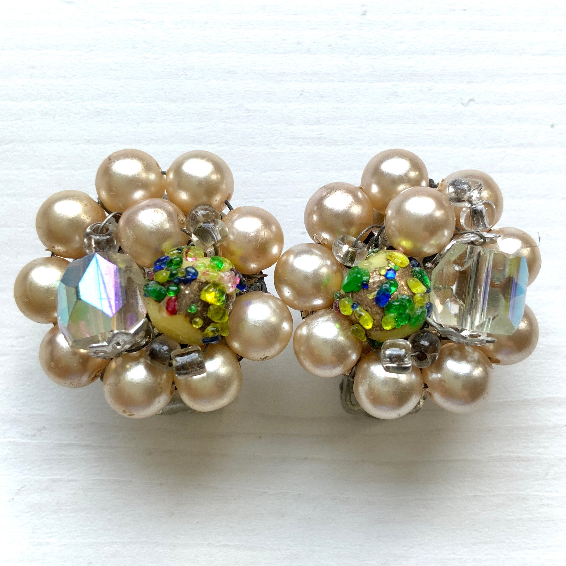 Vintage clip-on earrings from the 1950s–60s, adorned with faux pearls and colourful beads. パールとカラフルなビーズがあしらわれた、1950〜60年代のヴィンテージクリップイヤリング。