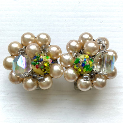 Vintage clip-on earrings from the 1950s–60s, adorned with faux pearls and colourful beads. パールとカラフルなビーズがあしらわれた、1950〜60年代のヴィンテージクリップイヤリング。