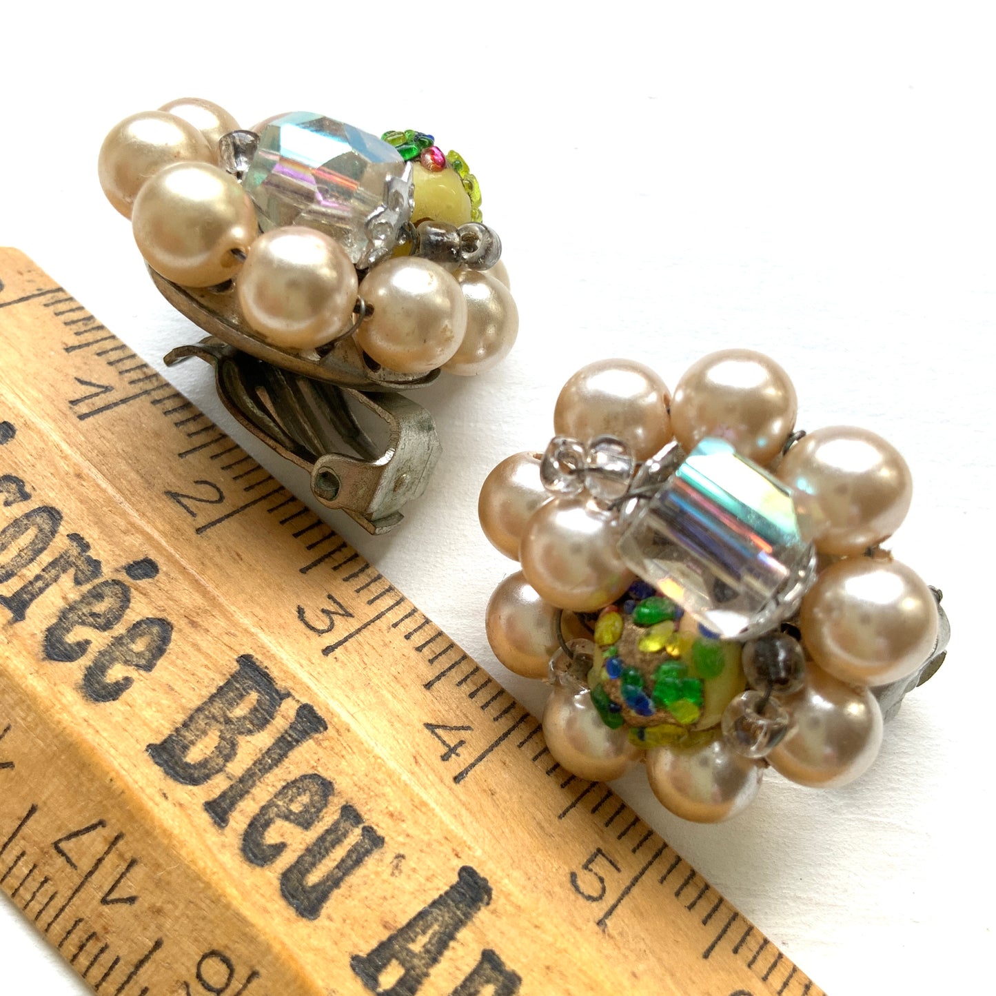 Vintage clip-on earrings from the 1950s–60s, adorned with faux pearls and colourful beads. パールとカラフルなビーズがあしらわれた、1950〜60年代のヴィンテージクリップイヤリング。