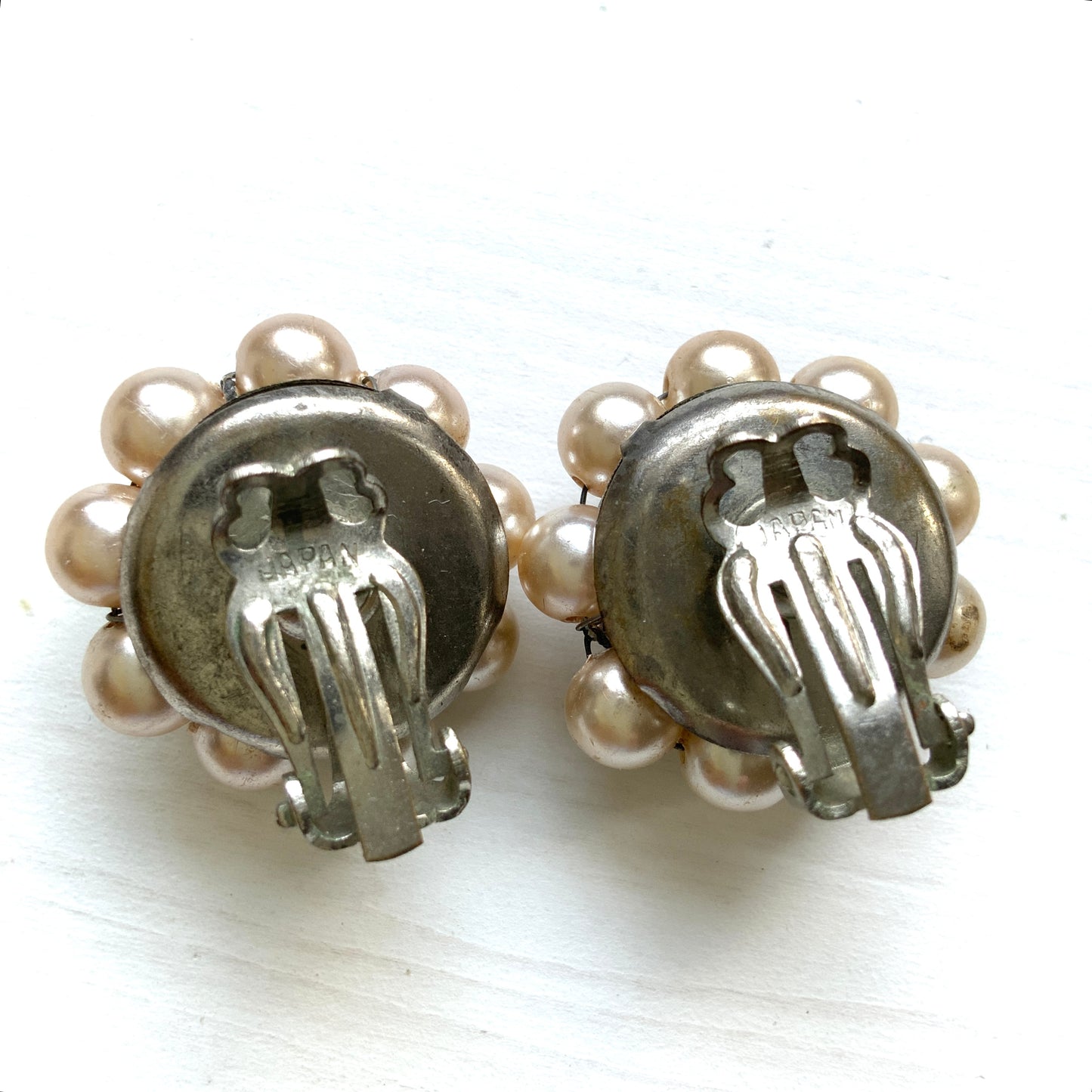 Vintage clip-on earrings from the 1950s–60s, adorned with faux pearls and colourful beads. パールとカラフルなビーズがあしらわれた、1950〜60年代のヴィンテージクリップイヤリング。