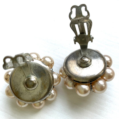 Vintage clip-on earrings from the 1950s–60s, adorned with faux pearls and colourful beads. パールとカラフルなビーズがあしらわれた、1950〜60年代のヴィンテージクリップイヤリング。