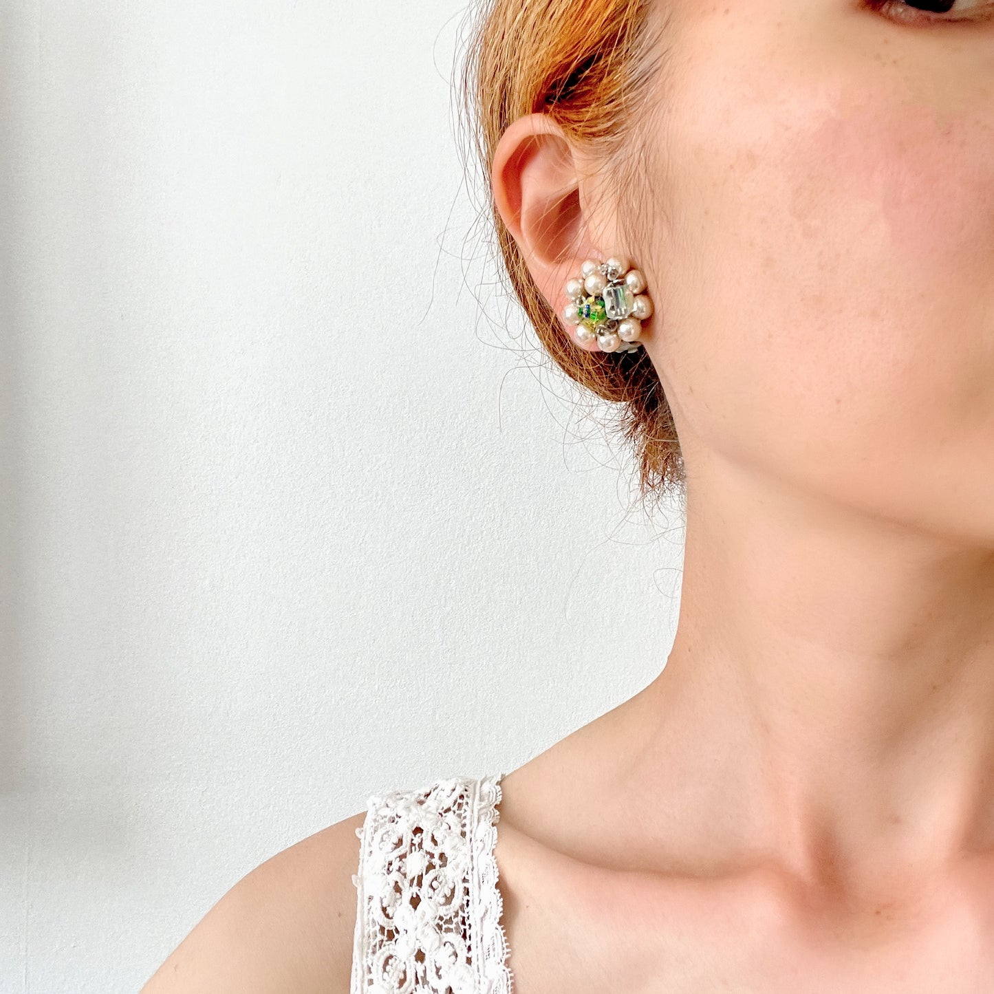 Vintage clip-on earrings from the 1950s–60s, adorned with faux pearls and colourful beads. パールとカラフルなビーズがあしらわれた、1950〜60年代のヴィンテージクリップイヤリング。