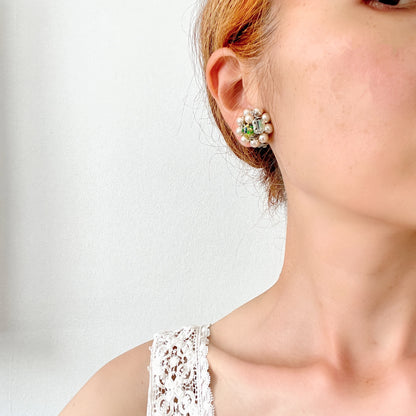 Vintage clip-on earrings from the 1950s–60s, adorned with faux pearls and colourful beads. パールとカラフルなビーズがあしらわれた、1950〜60年代のヴィンテージクリップイヤリング。