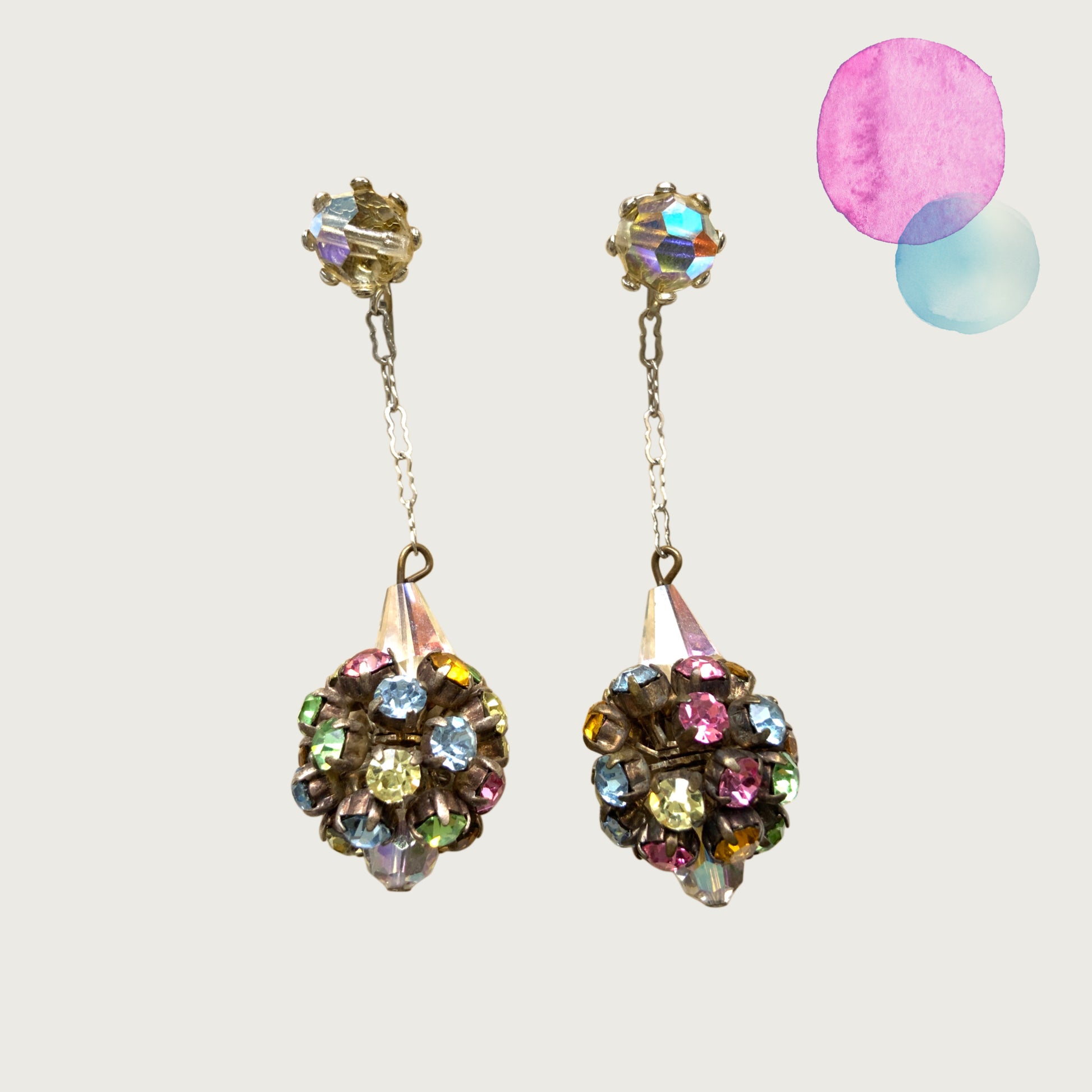 Vintage clip-on earrings dating to around the 1960s, featuring colourful rhinestones arranged in sparkling orb-shaped clusters. カラフルなラインストーンがボール状にあしらわれた、1960年代頃のヴィンテージクリップイヤリング。
