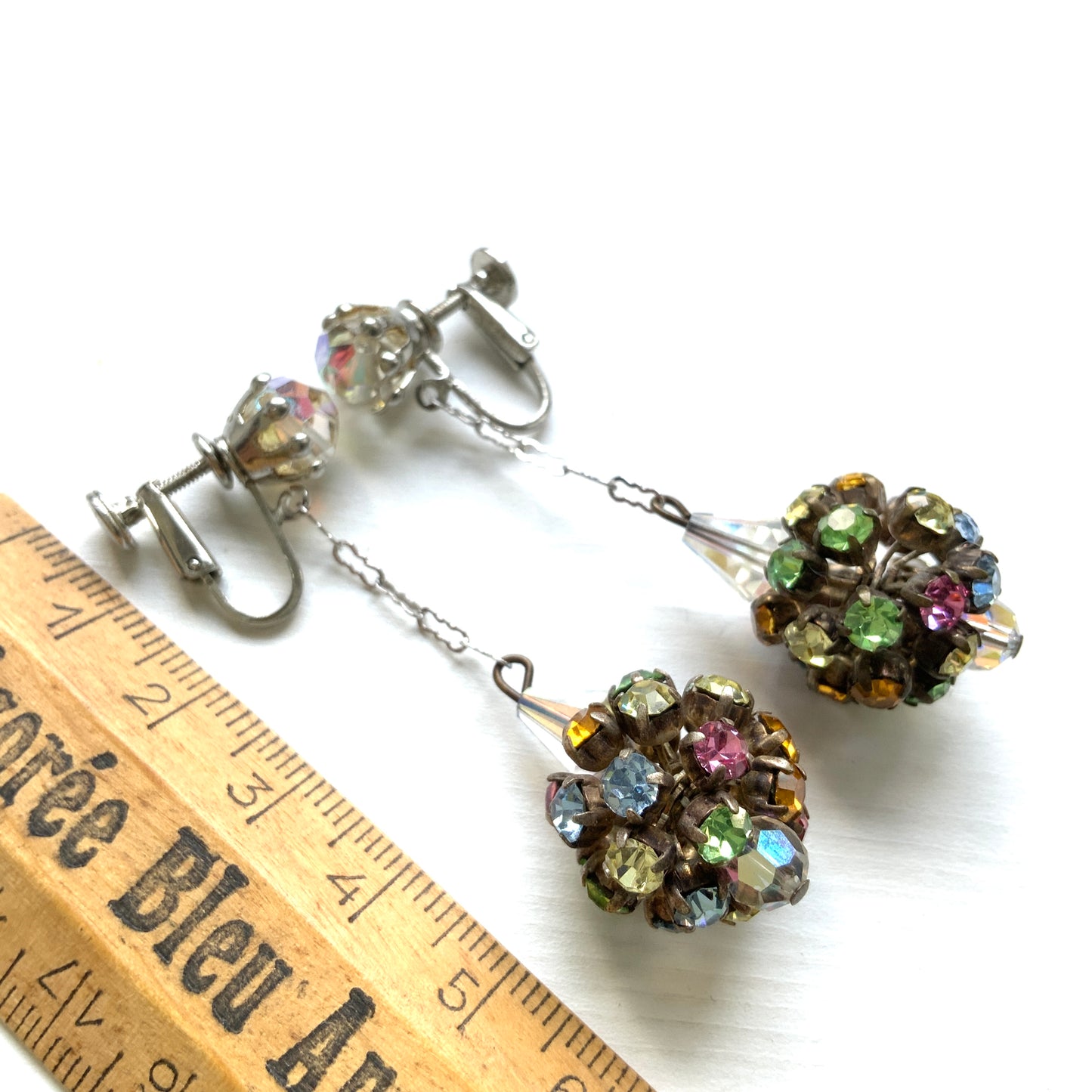 Vintage clip-on earrings dating to around the 1960s, featuring colourful rhinestones arranged in sparkling orb-shaped clusters. カラフルなラインストーンがボール状にあしらわれた、1960年代頃のヴィンテージクリップイヤリング。
