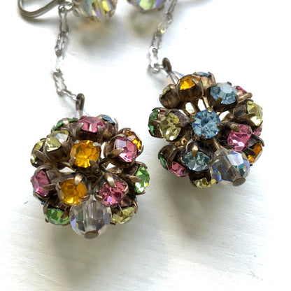 Vintage clip-on earrings dating to around the 1960s, featuring colourful rhinestones arranged in sparkling orb-shaped clusters. カラフルなラインストーンがボール状にあしらわれた、1960年代頃のヴィンテージクリップイヤリング。