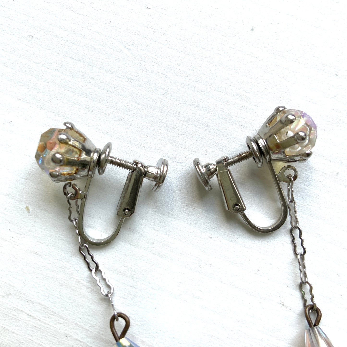 Vintage clip-on earrings dating to around the 1960s, featuring colourful rhinestones arranged in sparkling orb-shaped clusters. カラフルなラインストーンがボール状にあしらわれた、1960年代頃のヴィンテージクリップイヤリング。