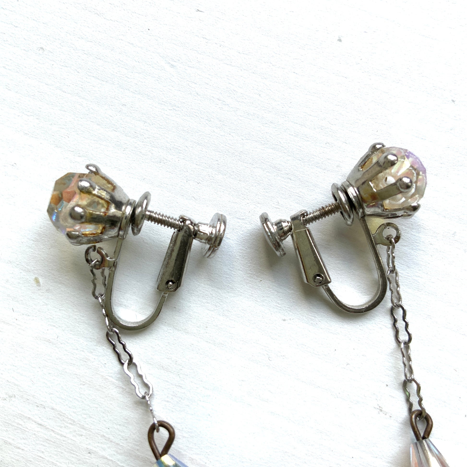 Vintage clip-on earrings dating to around the 1960s, featuring colourful rhinestones arranged in sparkling orb-shaped clusters. カラフルなラインストーンがボール状にあしらわれた、1960年代頃のヴィンテージクリップイヤリング。