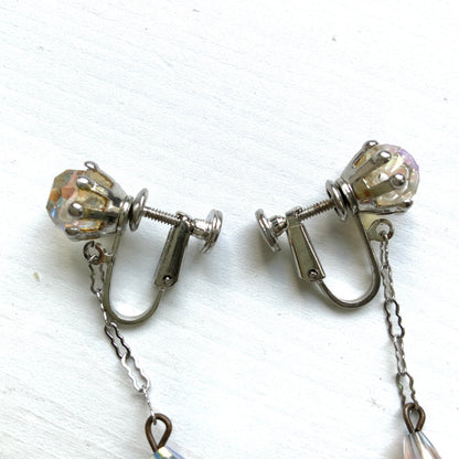 Vintage clip-on earrings dating to around the 1960s, featuring colourful rhinestones arranged in sparkling orb-shaped clusters. カラフルなラインストーンがボール状にあしらわれた、1960年代頃のヴィンテージクリップイヤリング。
