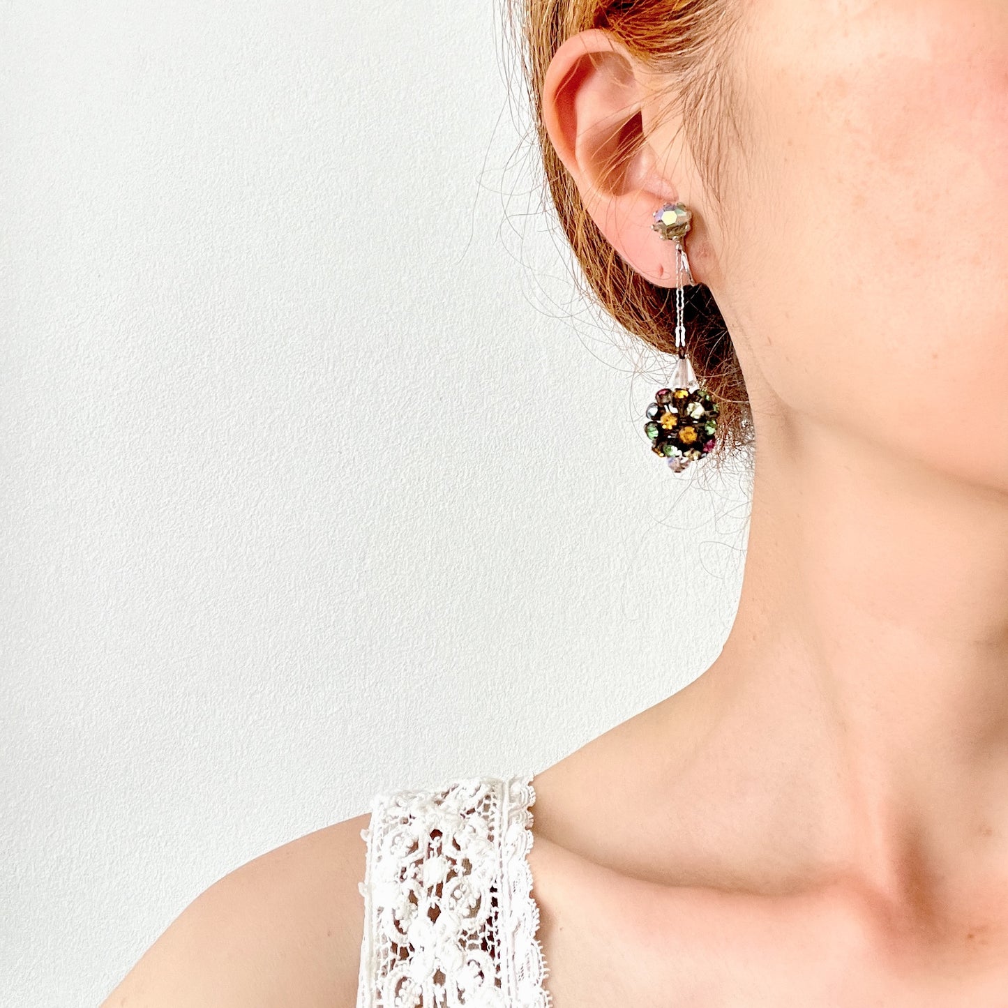 Vintage clip-on earrings dating to around the 1960s, featuring colourful rhinestones arranged in sparkling orb-shaped clusters. カラフルなラインストーンがボール状にあしらわれた、1960年代頃のヴィンテージクリップイヤリング。