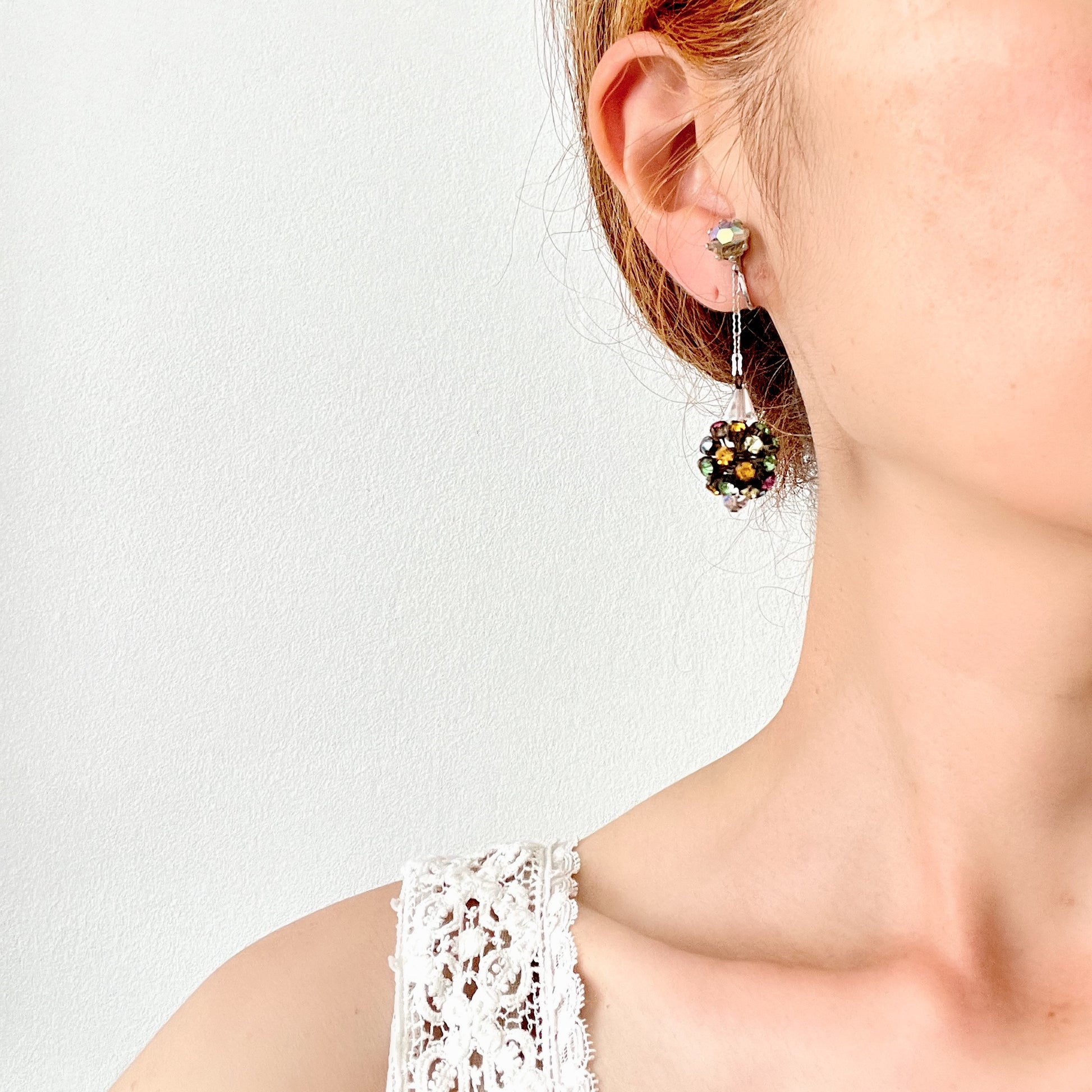 Vintage clip-on earrings dating to around the 1960s, featuring colourful rhinestones arranged in sparkling orb-shaped clusters. カラフルなラインストーンがボール状にあしらわれた、1960年代頃のヴィンテージクリップイヤリング。
