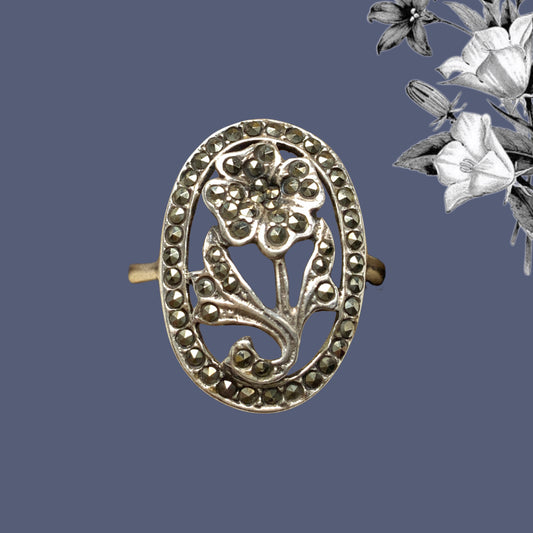 A vintage silver ring featuring a delicate floral design embellished with marcasite. マーカサイトをあしらった、お花のヴィンテージシルバーリング。