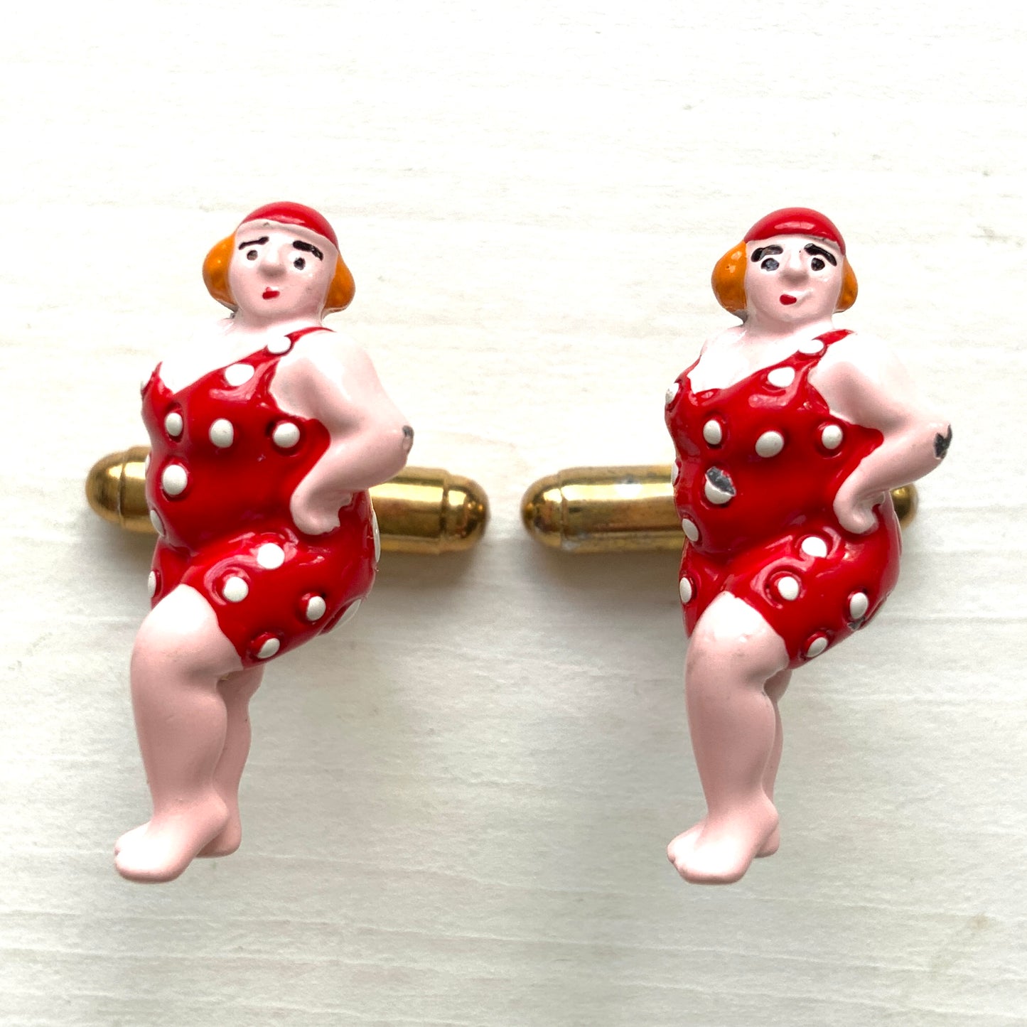 Vintage cufflinks featuring a charming lady in a polka dot swimsuit. 水玉模様の水着を着た女性がモチーフになった、ヴィンテージカフリンク。