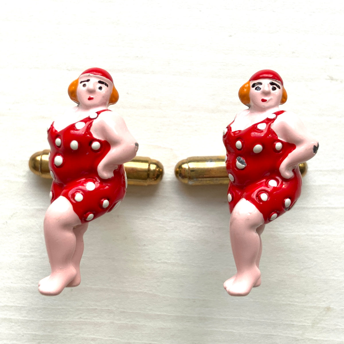 Vintage cufflinks featuring a charming lady in a polka dot swimsuit. 水玉模様の水着を着た女性がモチーフになった、ヴィンテージカフリンク。