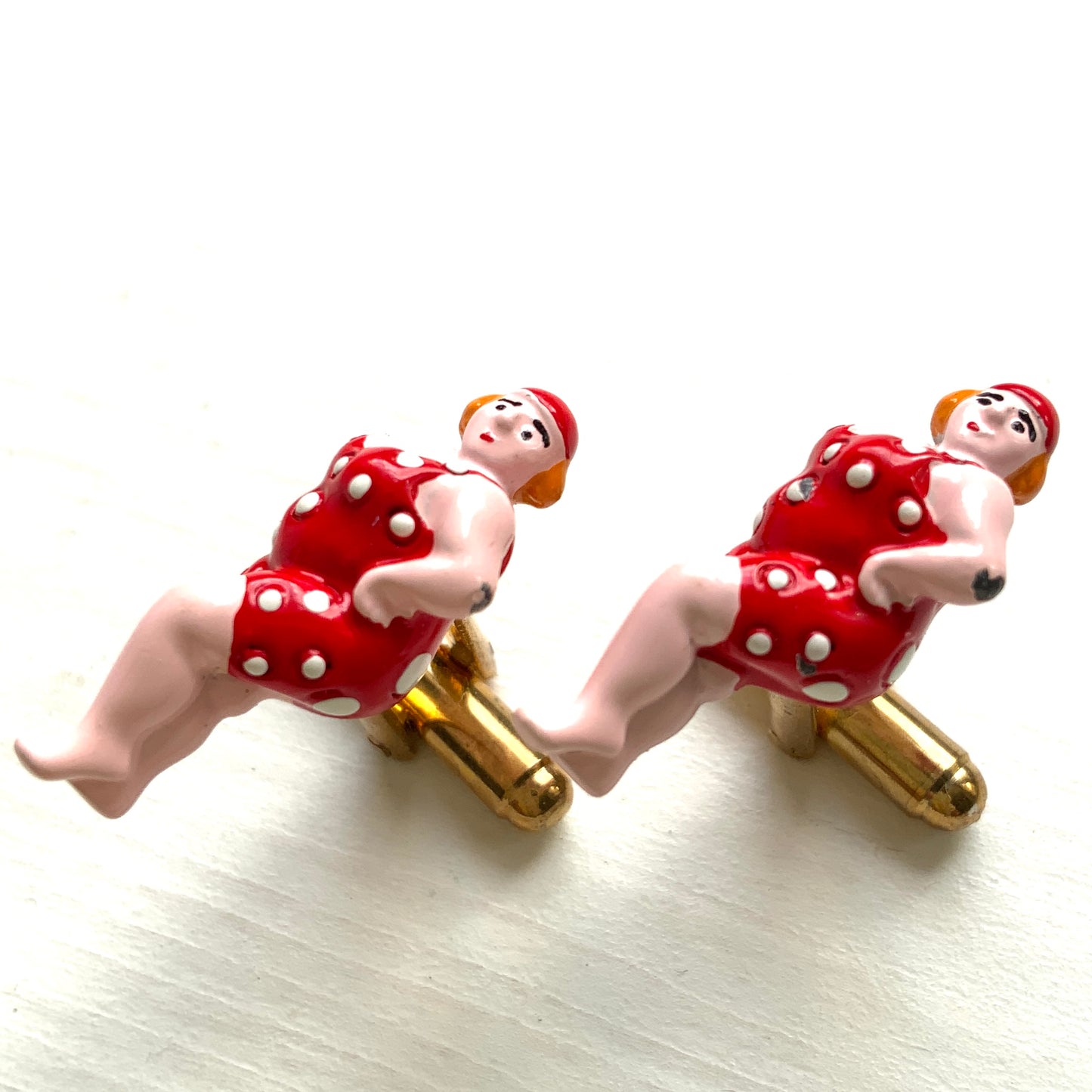 Vintage cufflinks featuring a charming lady in a polka dot swimsuit. 水玉模様の水着を着た女性がモチーフになった、ヴィンテージカフリンク。