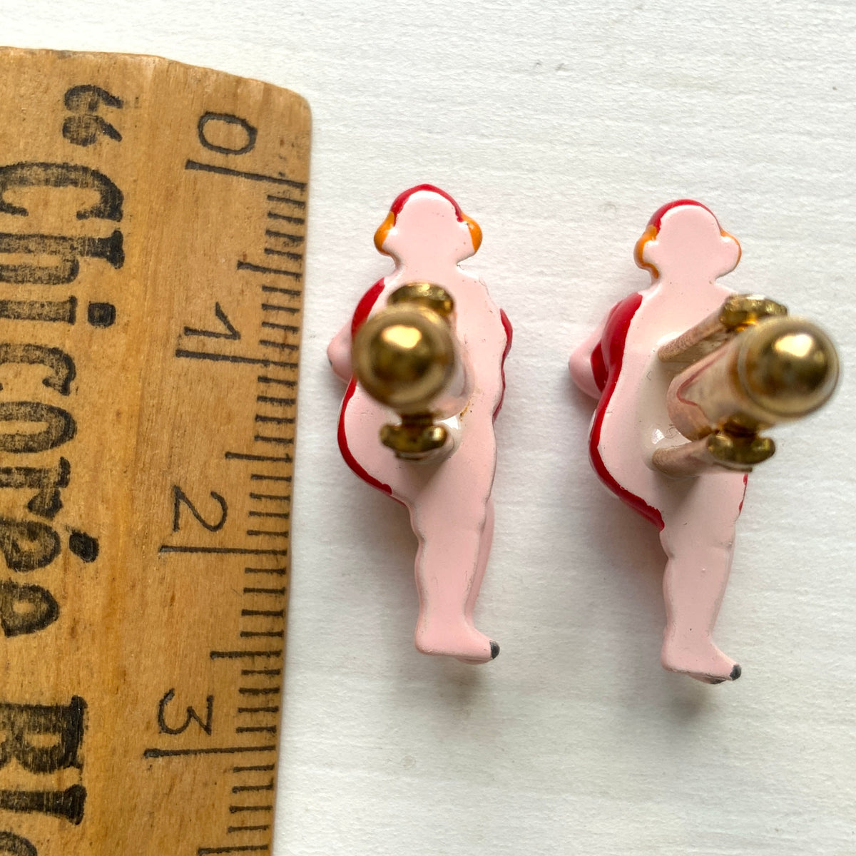 Vintage cufflinks featuring a charming lady in a polka dot swimsuit. 水玉模様の水着を着た女性がモチーフになった、ヴィンテージカフリンク。