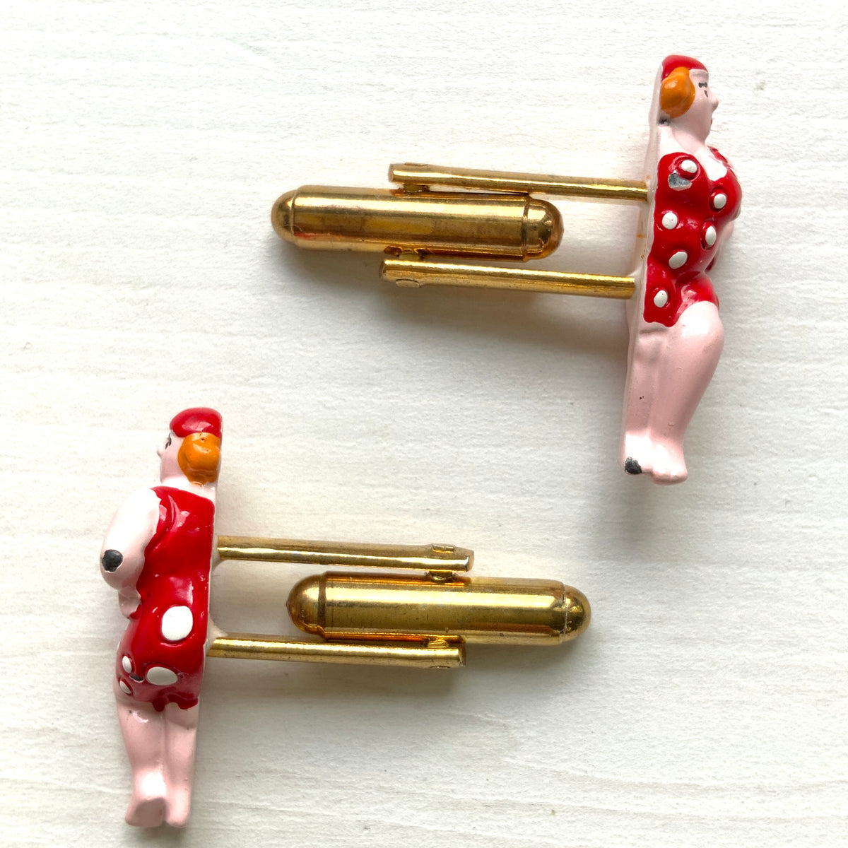 Vintage cufflinks featuring a charming lady in a polka dot swimsuit. 水玉模様の水着を着た女性がモチーフになった、ヴィンテージカフリンク。