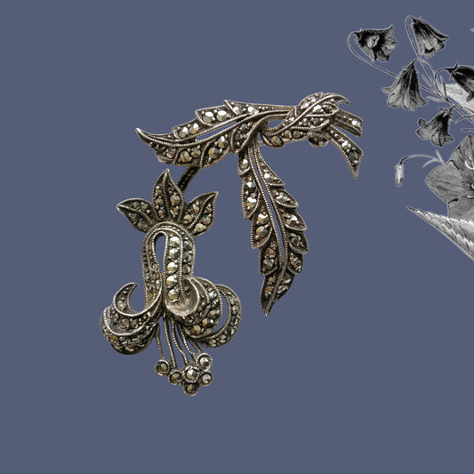 A 1930s silver floral brooch embellished with marcasite. 1930年代の、マーカサイトをあしらったお花のシルバーブローチ。