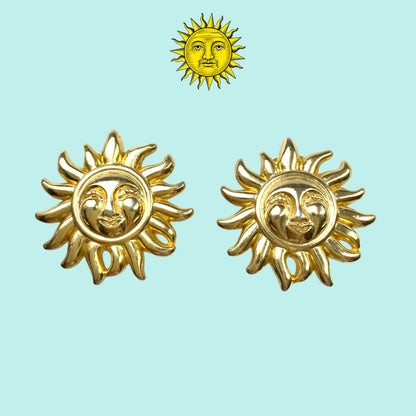 A charming pair of vintage Versace clip-on earrings featuring a gently smiling sun. 穏やかな微笑みをたたえた太陽の、ヴェルサーチのヴィンテージクリップイヤリング。