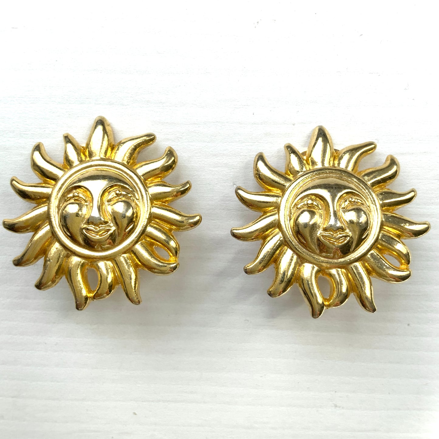A charming pair of vintage Versace clip-on earrings featuring a gently smiling sun. 穏やかな微笑みをたたえた太陽の、ヴェルサーチのヴィンテージクリップイヤリング。