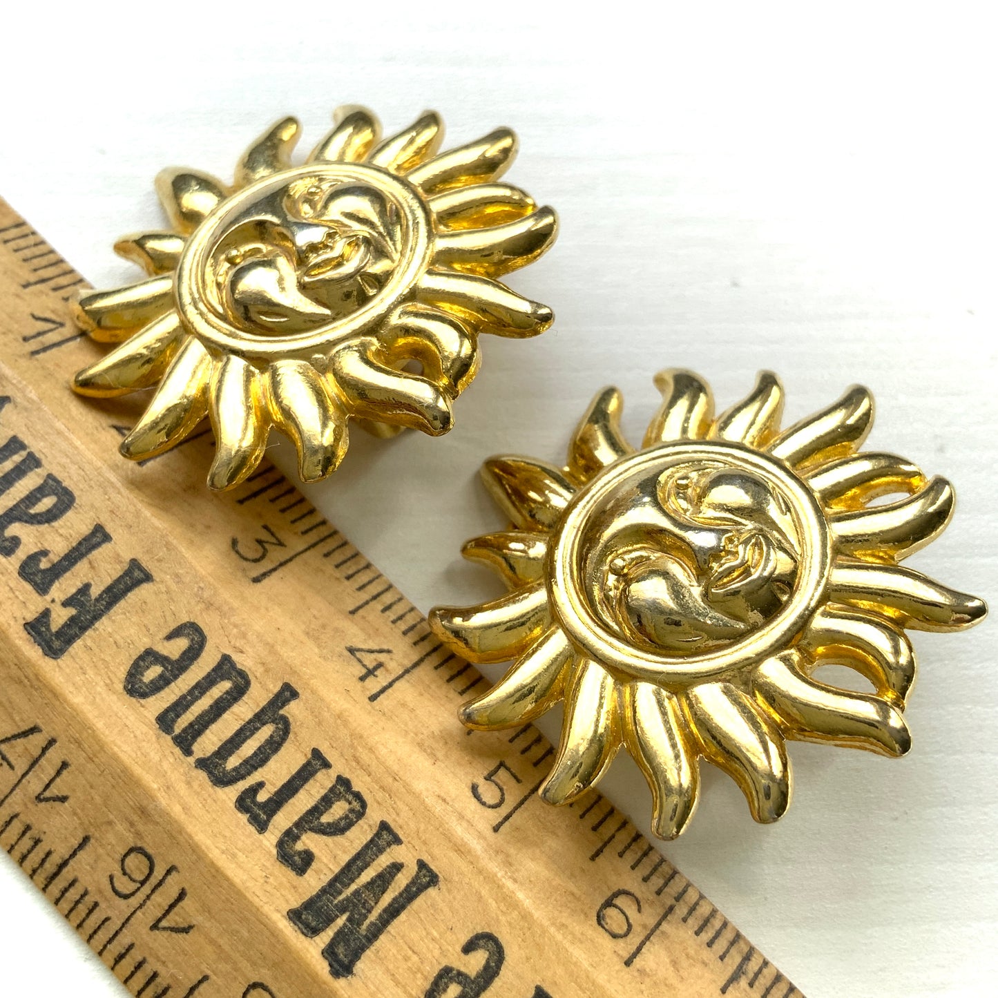 A charming pair of vintage Versace clip-on earrings featuring a gently smiling sun. 穏やかな微笑みをたたえた太陽の、ヴェルサーチのヴィンテージクリップイヤリング。