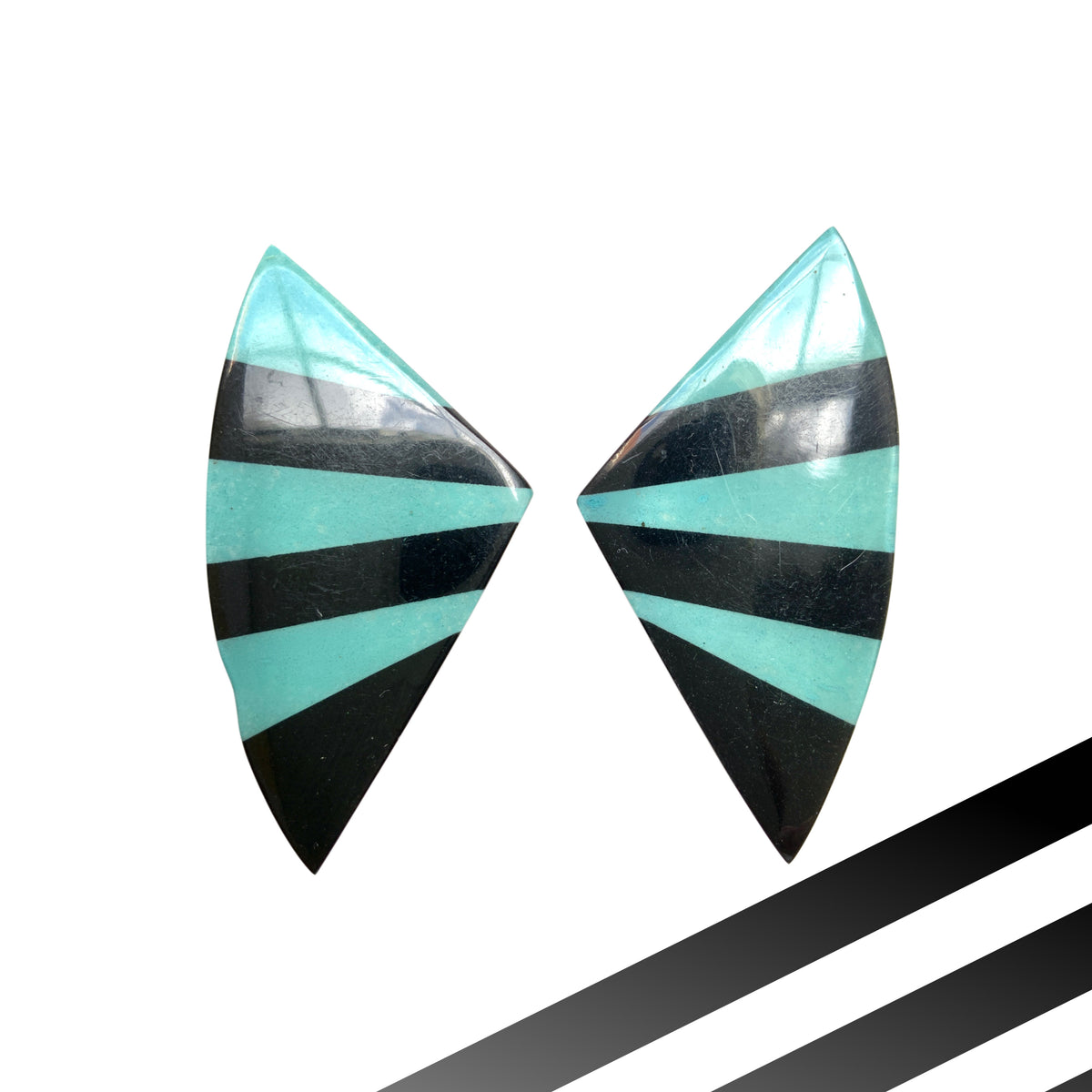 Circa 1960s–1970s vintage striped clip-on earrings. 1960−70年代頃のストライプ模様のヴィンテージクリップイヤリング。