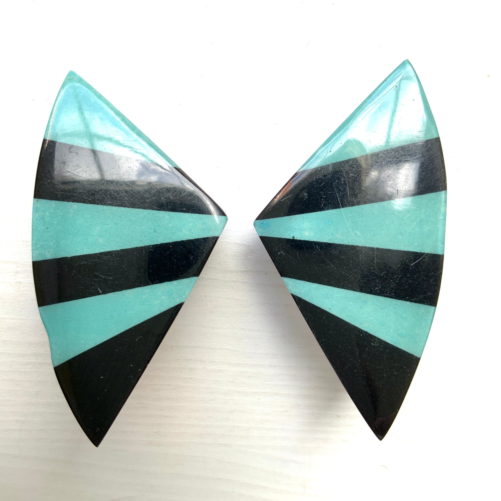 Circa 1960s–1970s vintage striped clip-on earrings. 1960−70年代頃のストライプ模様のヴィンテージクリップイヤリング。