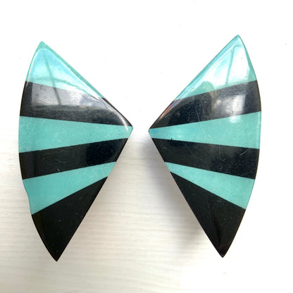 Circa 1960s–1970s vintage striped clip-on earrings. 1960−70年代頃のストライプ模様のヴィンテージクリップイヤリング。