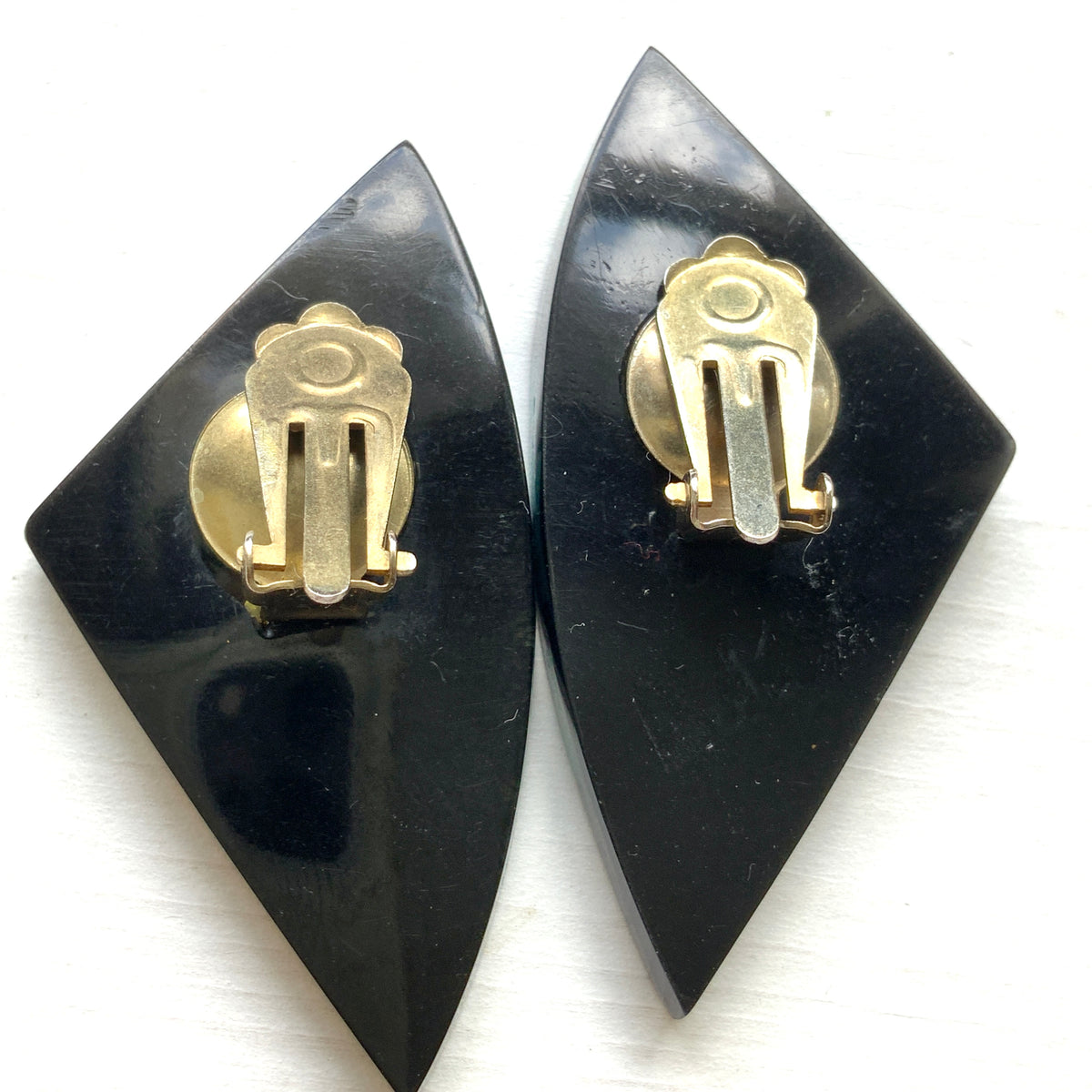 Circa 1960s–1970s vintage striped clip-on earrings. 1960−70年代頃のストライプ模様のヴィンテージクリップイヤリング。
