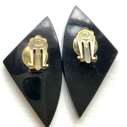 Circa 1960s–1970s vintage striped clip-on earrings. 1960−70年代頃のストライプ模様のヴィンテージクリップイヤリング。